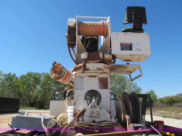 image for item F3053 2000 GMC C7500 digger derrick truck