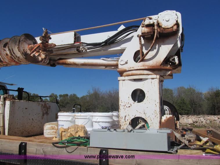image for item F3053 2000 GMC C7500 digger derrick truck