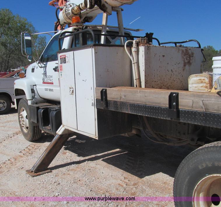 image for item F3053 2000 GMC C7500 digger derrick truck