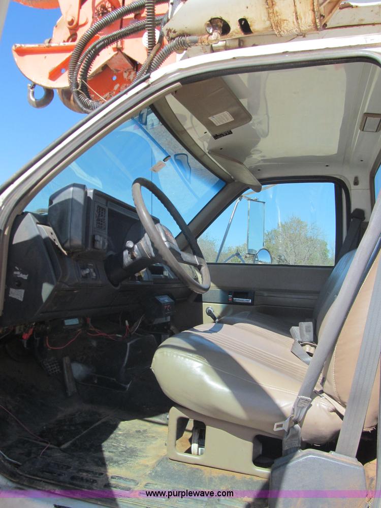 image for item F3053 2000 GMC C7500 digger derrick truck