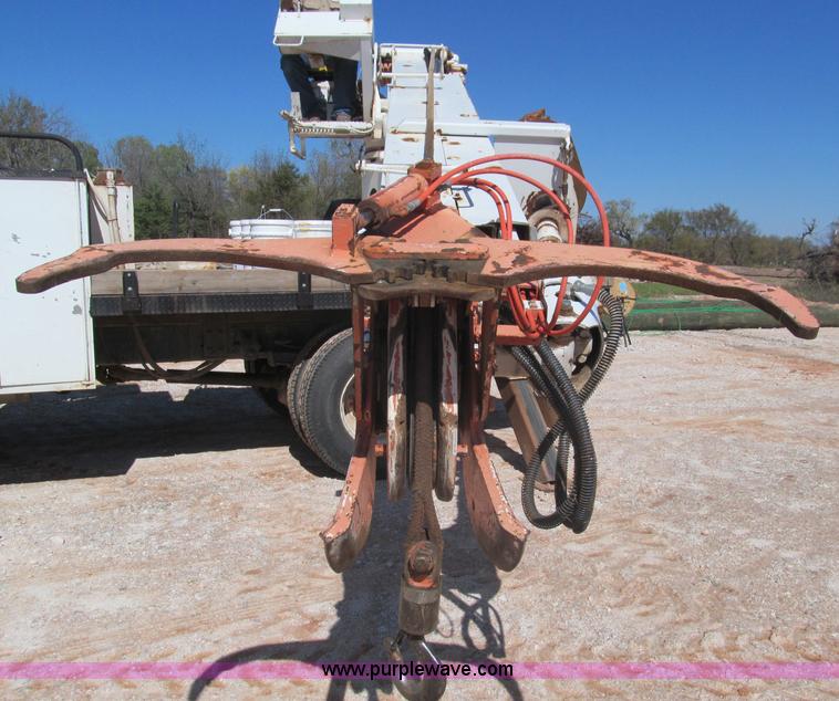 image for item F3053 2000 GMC C7500 digger derrick truck