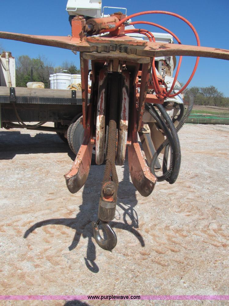 image for item F3053 2000 GMC C7500 digger derrick truck