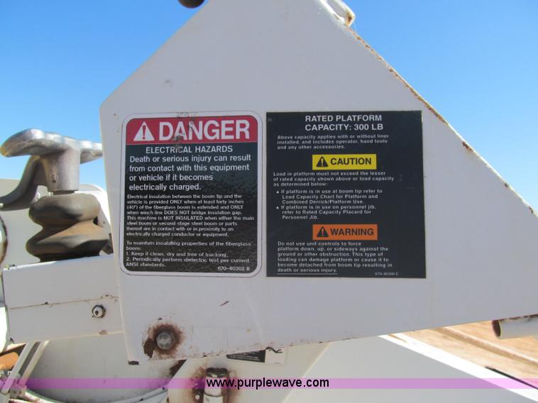 image for item F3053 2000 GMC C7500 digger derrick truck