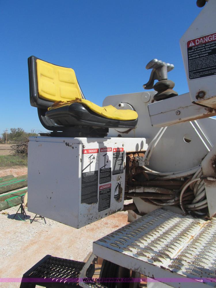 image for item F3053 2000 GMC C7500 digger derrick truck