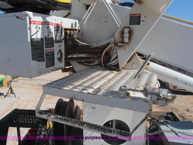 image for item F3053 2000 GMC C7500 digger derrick truck