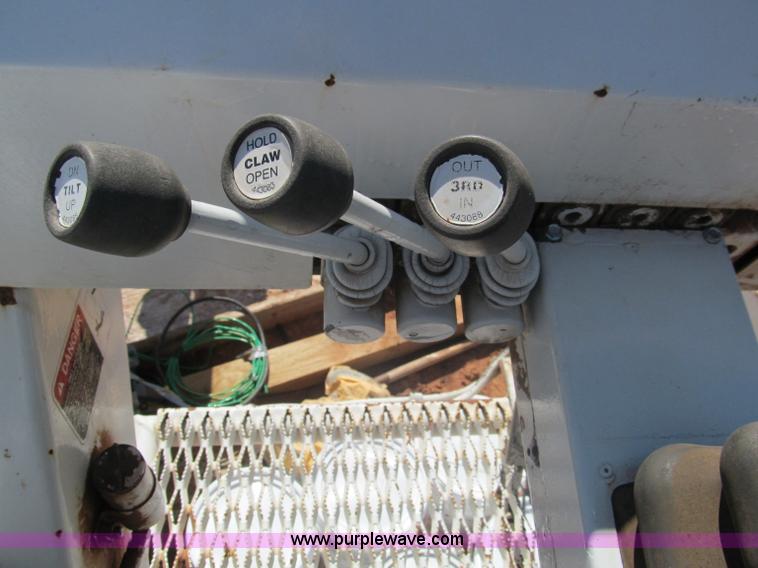 image for item F3053 2000 GMC C7500 digger derrick truck