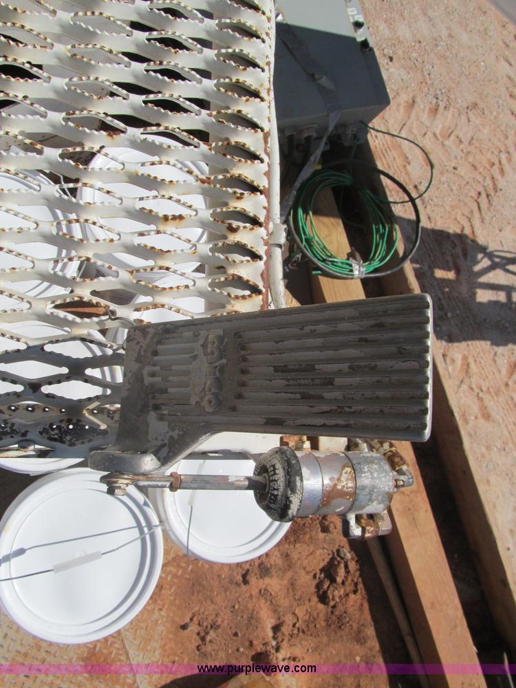 image for item F3053 2000 GMC C7500 digger derrick truck