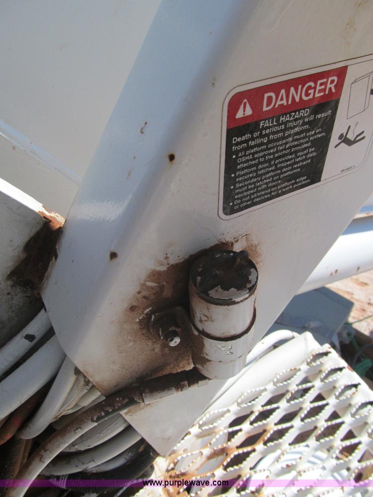 image for item F3053 2000 GMC C7500 digger derrick truck