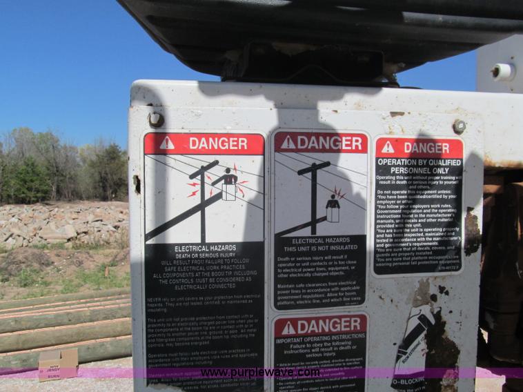 image for item F3053 2000 GMC C7500 digger derrick truck