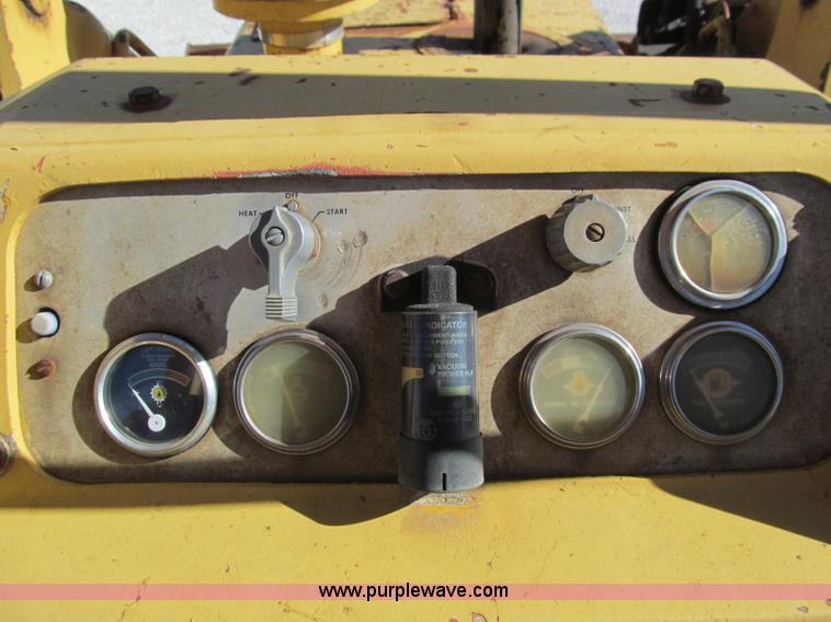 image for item F4618 1971 Caterpillar 951B track loader