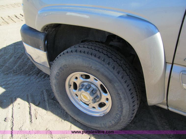 image for item F5545 2003 Chevrolet Silverado K2500HD Extended Cab pickup truck