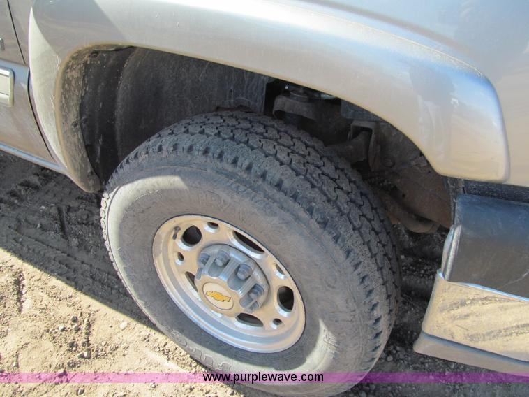 image for item F5545 2003 Chevrolet Silverado K2500HD Extended Cab pickup truck