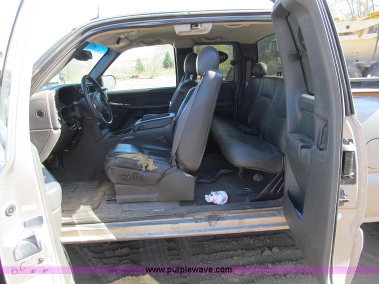 image for item F5545 2003 Chevrolet Silverado K2500HD Extended Cab pickup truck