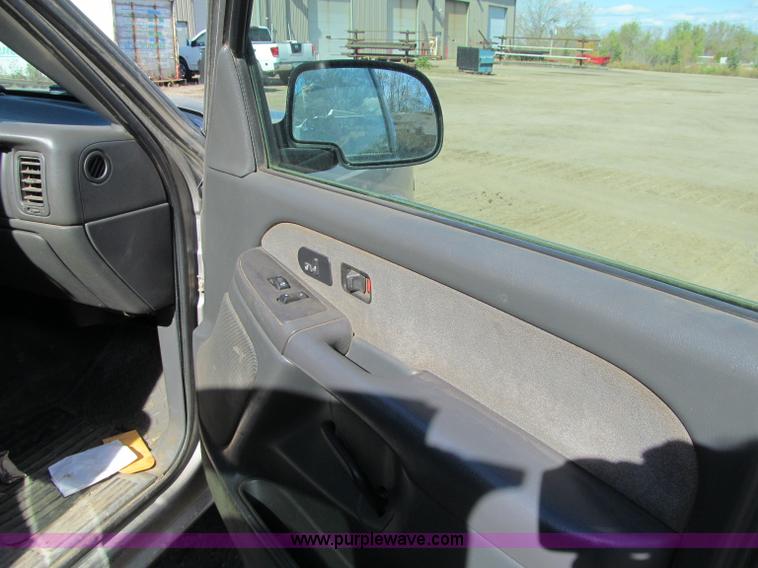 image for item F5545 2003 Chevrolet Silverado K2500HD Extended Cab pickup truck