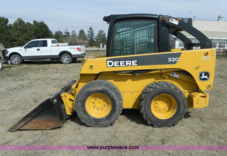 image for item G7518 2006 John Deere 320 skid steer