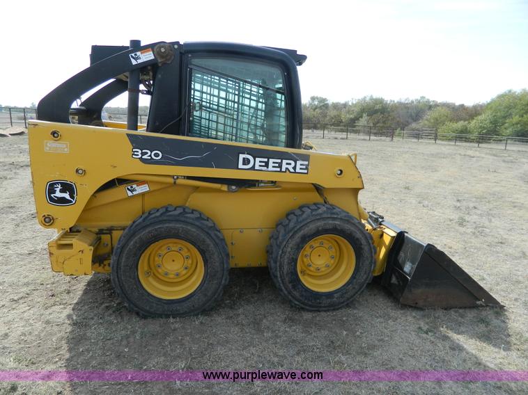image for item G7518 2006 John Deere 320 skid steer