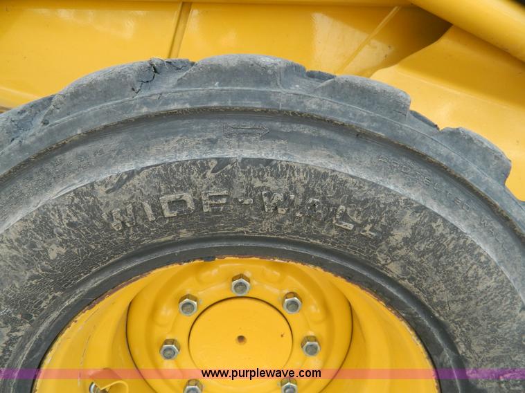 image for item G7518 2006 John Deere 320 skid steer
