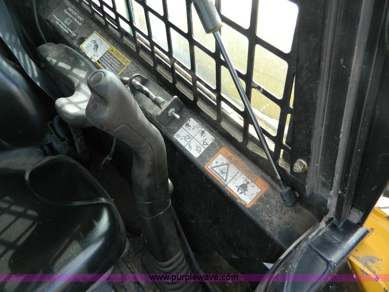 image for item G7518 2006 John Deere 320 skid steer