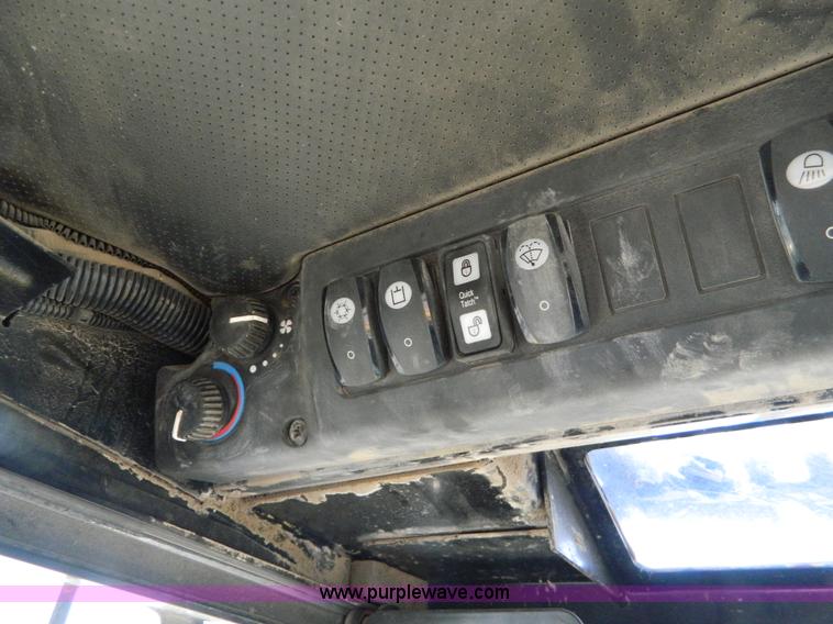 image for item G7518 2006 John Deere 320 skid steer