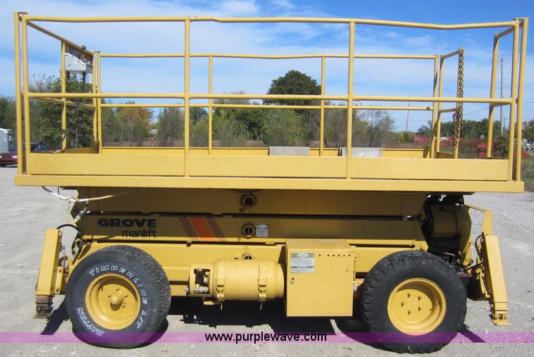 image for item H9852 Grove SM3270 scissor lift