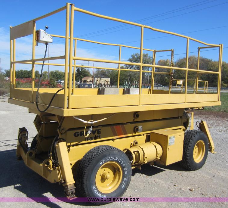 image for item H9852 Grove SM3270 scissor lift