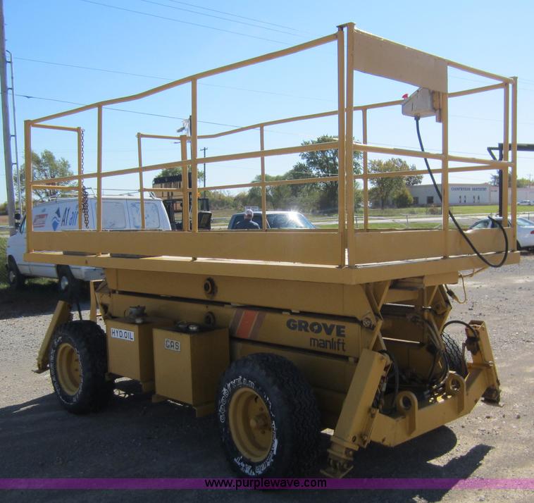 image for item H9852 Grove SM3270 scissor lift