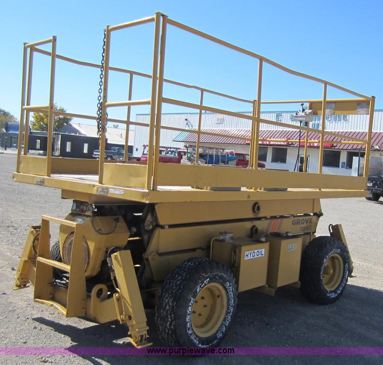 image for item H9852 Grove SM3270 scissor lift