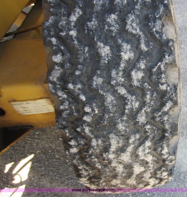 image for item H9852 Grove SM3270 scissor lift