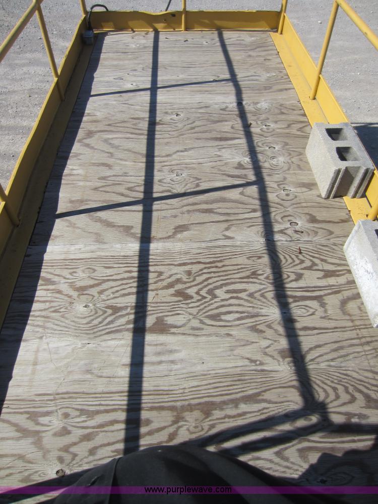 image for item H9852 Grove SM3270 scissor lift