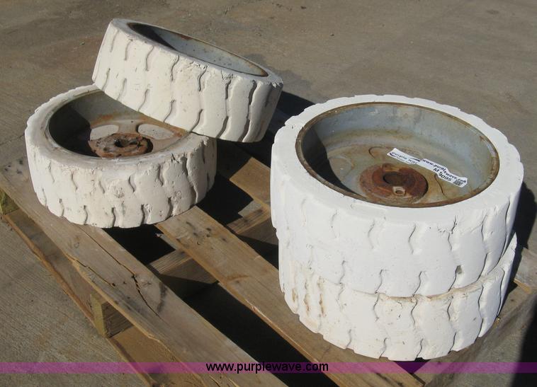 image for item M9095 ITL scissor lift hard tires