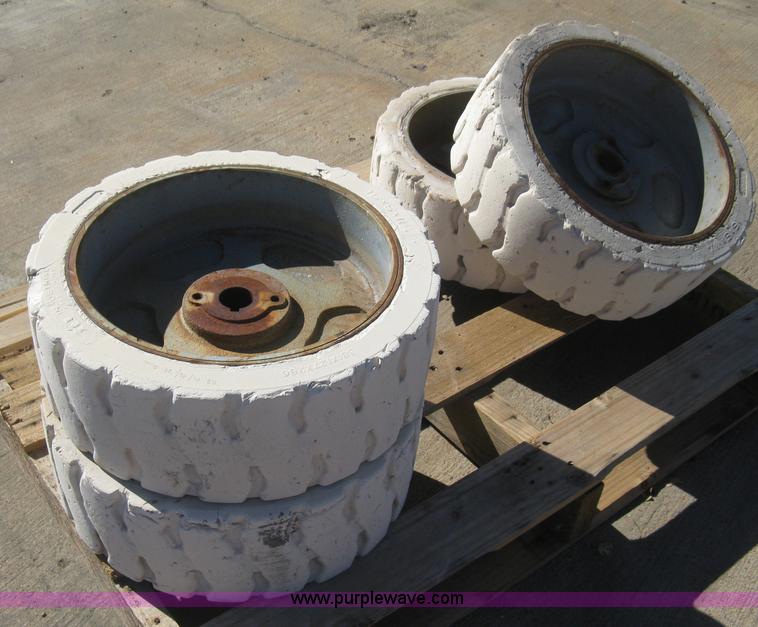 image for item M9095 ITL scissor lift hard tires