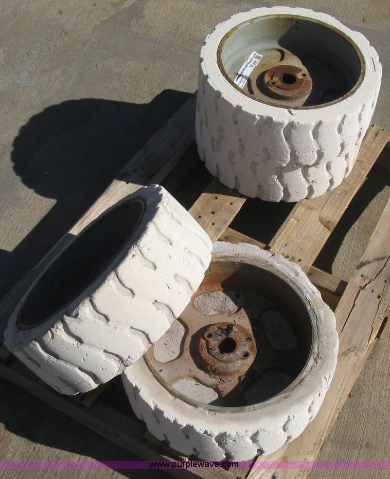 image for item M9095 ITL scissor lift hard tires