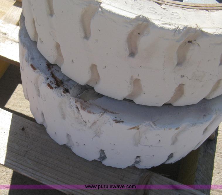 image for item M9095 ITL scissor lift hard tires