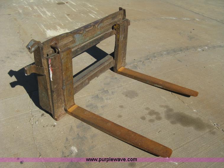 image for item M9101 Skid steer pallet fork attachment