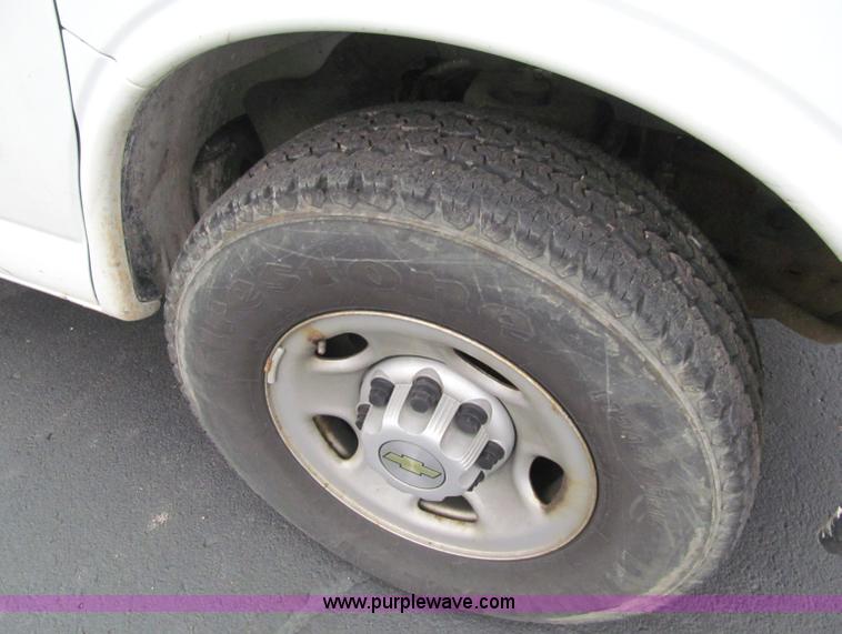 image for item F5548 2006 Chevrolet G2500 Express cargo van