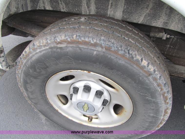 image for item F5548 2006 Chevrolet G2500 Express cargo van