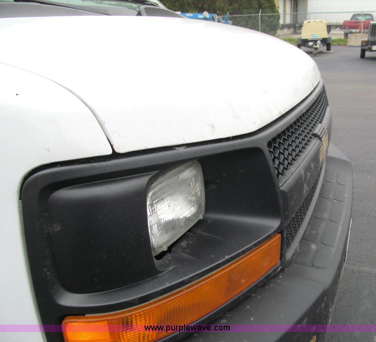 image for item F5548 2006 Chevrolet G2500 Express cargo van