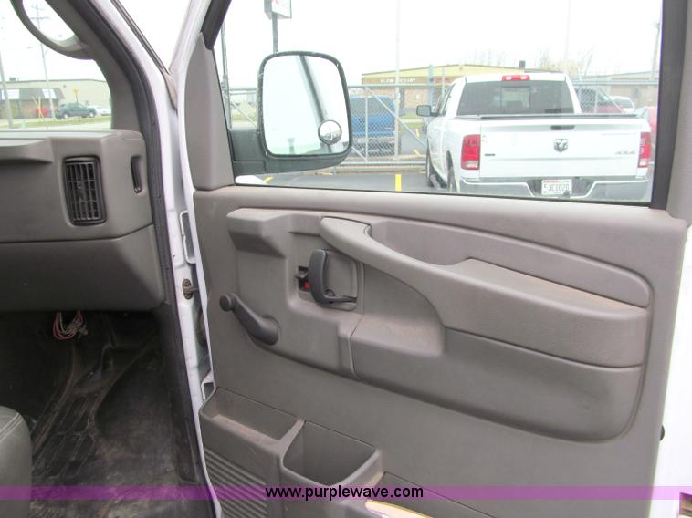 image for item F5548 2006 Chevrolet G2500 Express cargo van