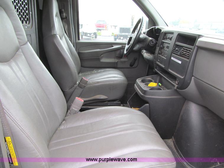 image for item F5548 2006 Chevrolet G2500 Express cargo van