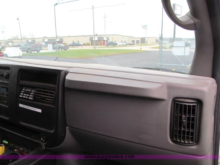image for item F5548 2006 Chevrolet G2500 Express cargo van