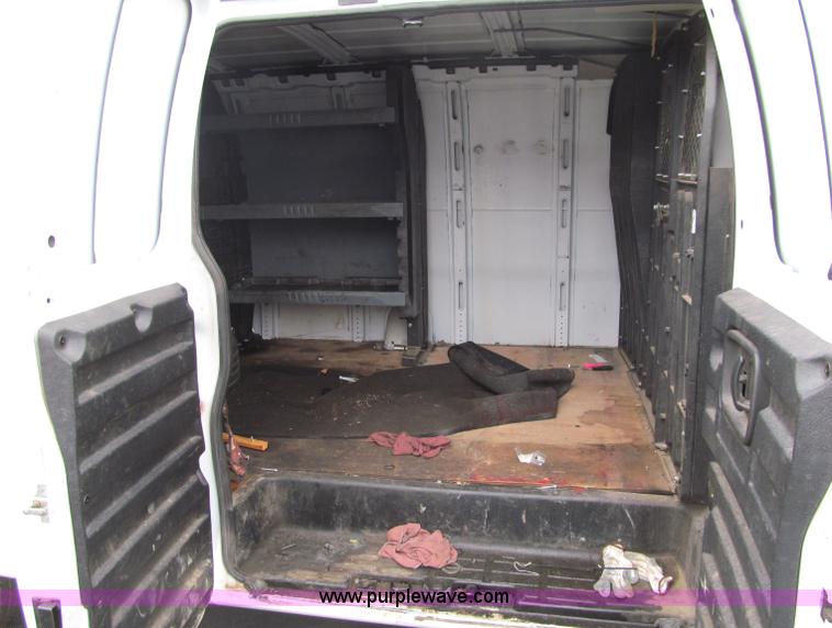 image for item F5548 2006 Chevrolet G2500 Express cargo van
