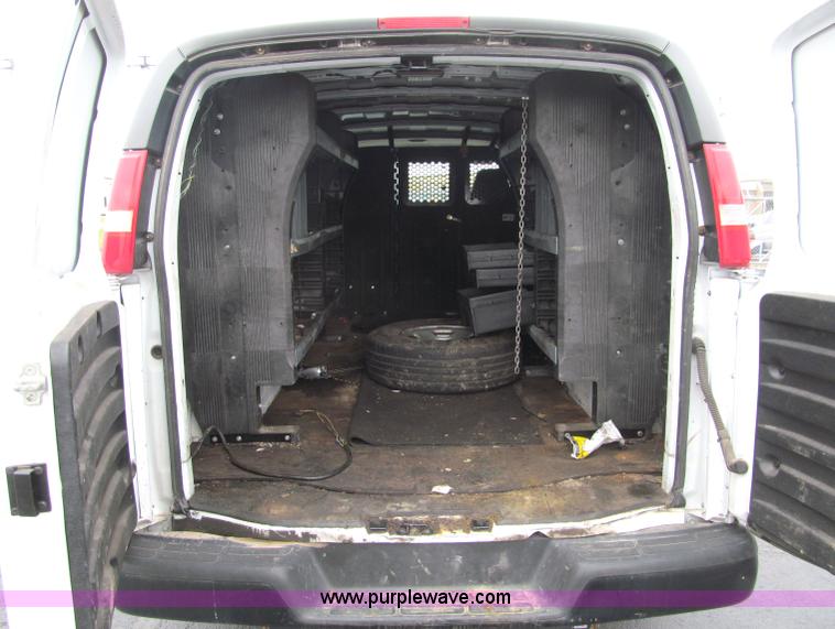 image for item F5548 2006 Chevrolet G2500 Express cargo van