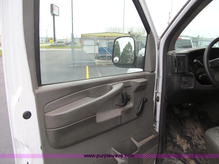 image for item F5548 2006 Chevrolet G2500 Express cargo van