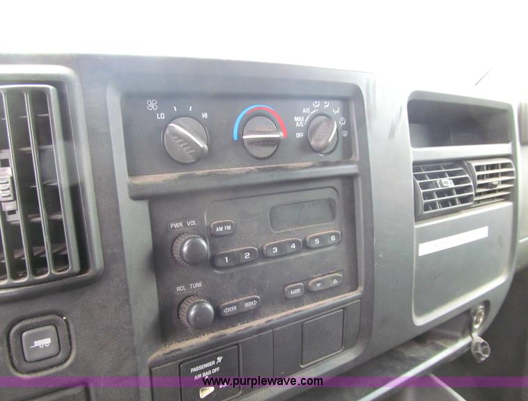 image for item F5548 2006 Chevrolet G2500 Express cargo van