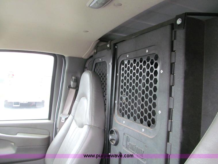 image for item F5548 2006 Chevrolet G2500 Express cargo van