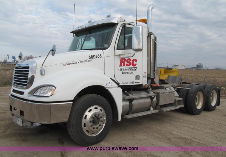 image for item F5553 2007 Freightliner Columbia CL120 semi truck