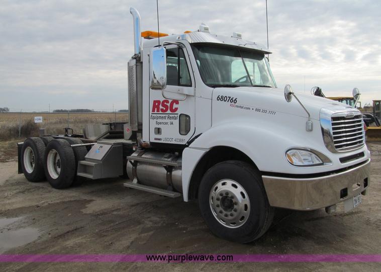 image for item F5553 2007 Freightliner Columbia CL120 semi truck