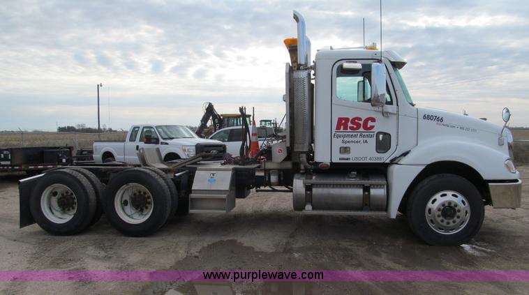 image for item F5553 2007 Freightliner Columbia CL120 semi truck