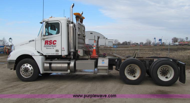 image for item F5553 2007 Freightliner Columbia CL120 semi truck