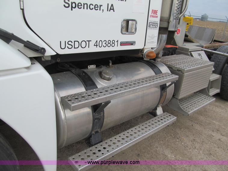 image for item F5553 2007 Freightliner Columbia CL120 semi truck